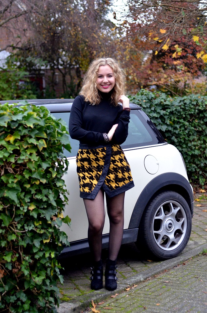 short skirt and mini cooper | Lady Goldapple